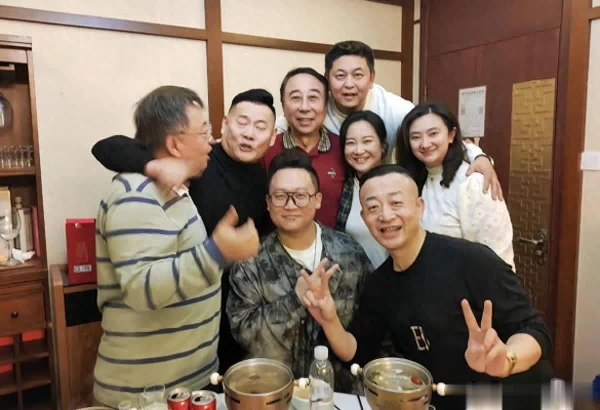 冯巩过67岁大寿！爱徒贾玲低调现身站位有讲究