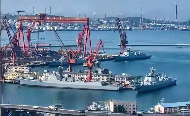 大连造船厂五艘052DM型驱逐舰同日下水，战力堪比美国伯克级