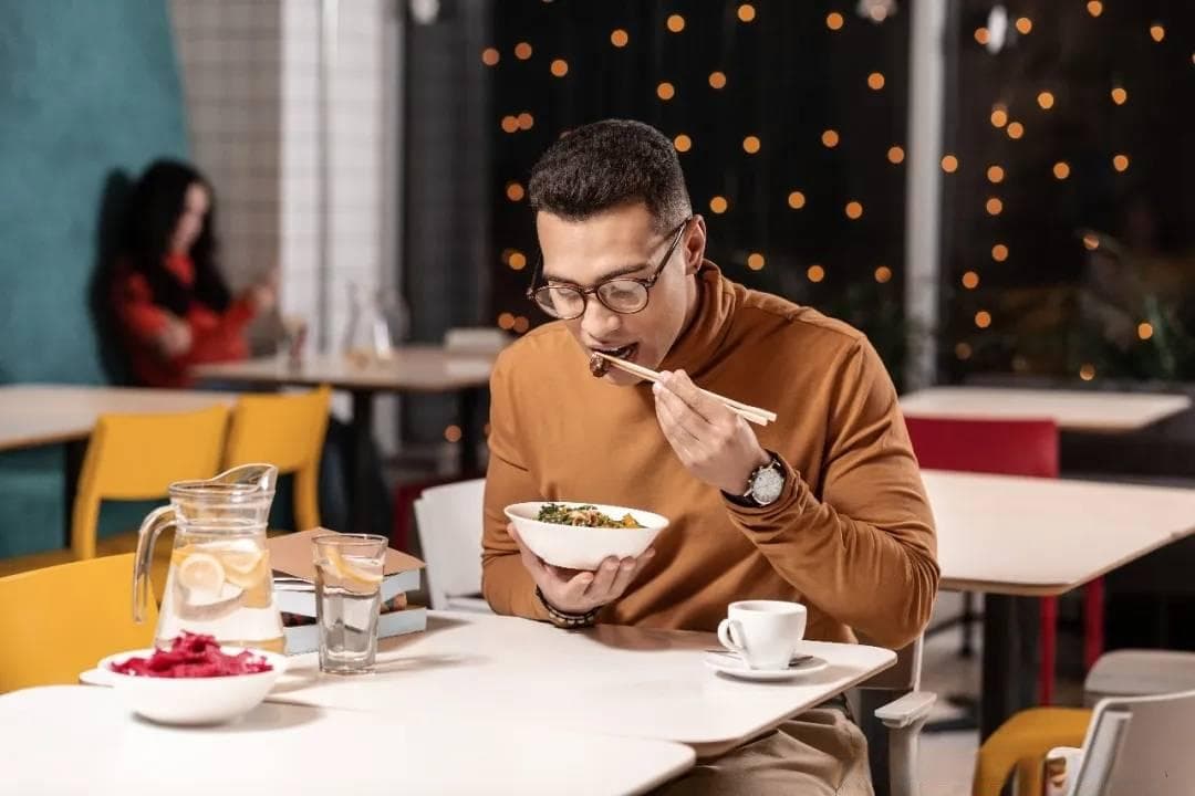 为什么有人总是吃不完最后一口？揭秘日常行为背后的深层含义