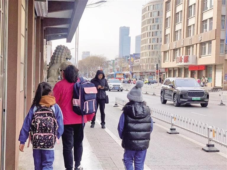书包背不对 脊柱易受罪