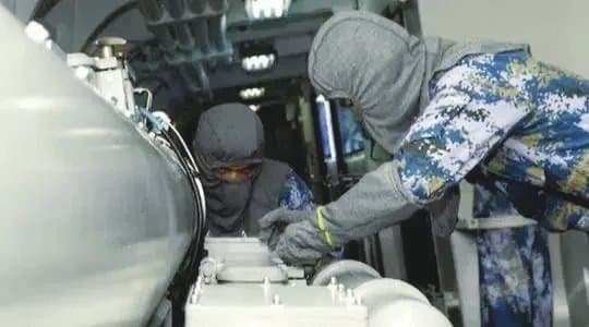 防闪爆面罩和手套：海军官兵的“生命防线”