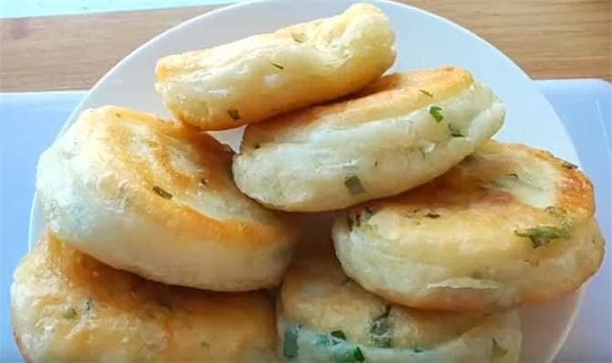教你做发面葱花饼，手不沾面，个个蓬松柔软，比油条简单更好吃