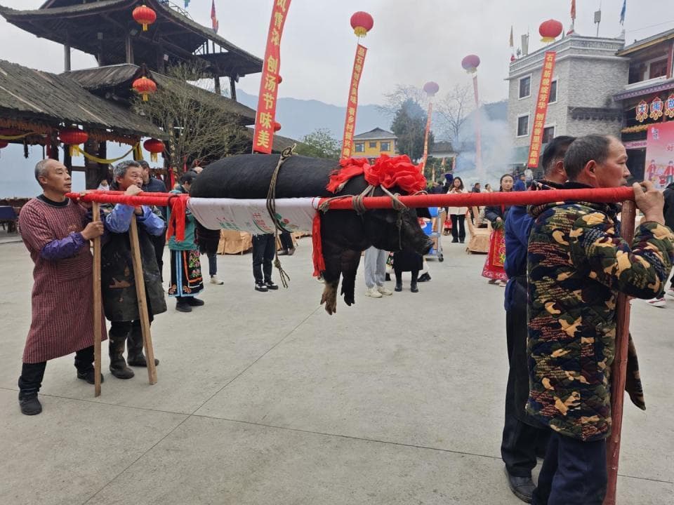 四川北川多地举办“刨汤节”，千人宴摆出一个“羌”字 游客：感受到不一样的习俗