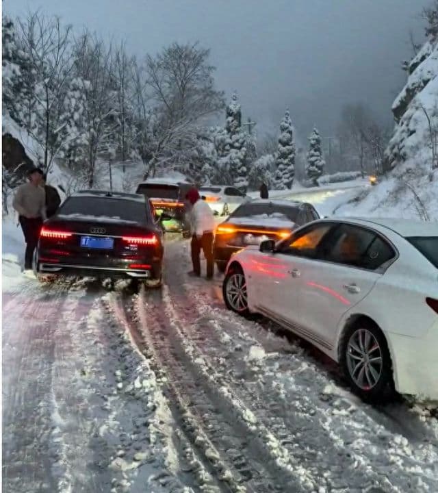 陕西多条高速路因暴雪管制有车主被困12小时，交警开车压速带小车出山区