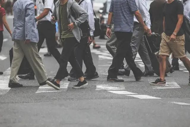 让老年人“支撑中国现代化”，第一步是取消考公35岁限制