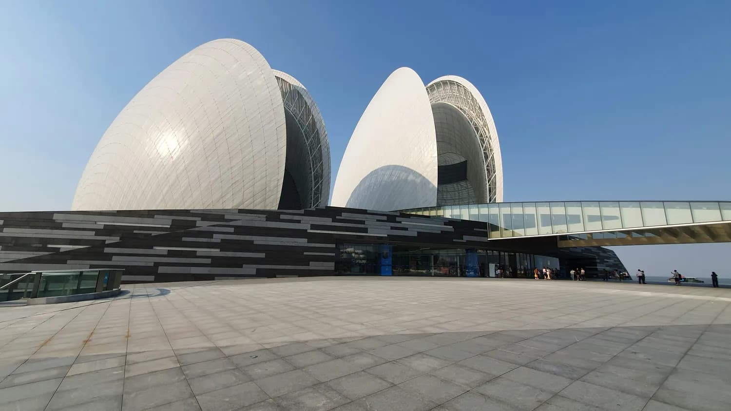 央地合作助力新疆文艺建设 乌鲁木齐文化中心大剧院入列中演院线