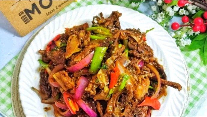 沈阳特色辣炒鸡架：香辣可口的东北美味
