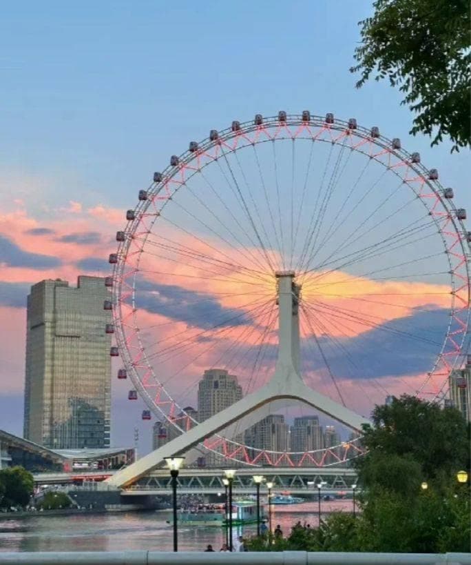夜幕下的天津之眼：摩天轮上的梦幻之旅