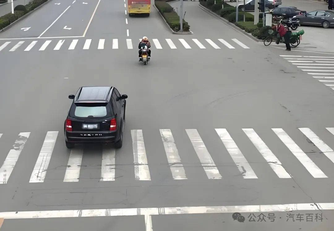 闯红灯后怎么办？三张照片详解闯红灯判定标准及应对指南