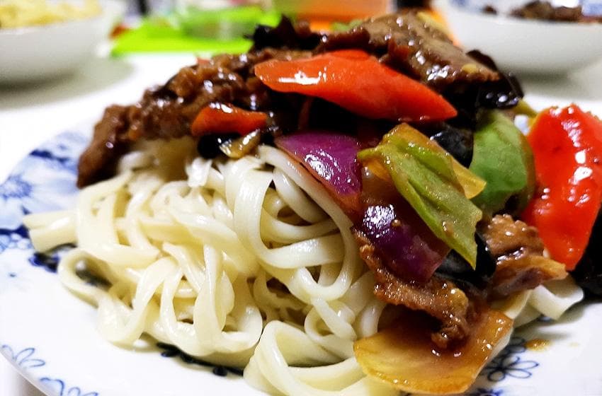 新疆过油肉拌面（附拉条子和过油肉炒制方法）