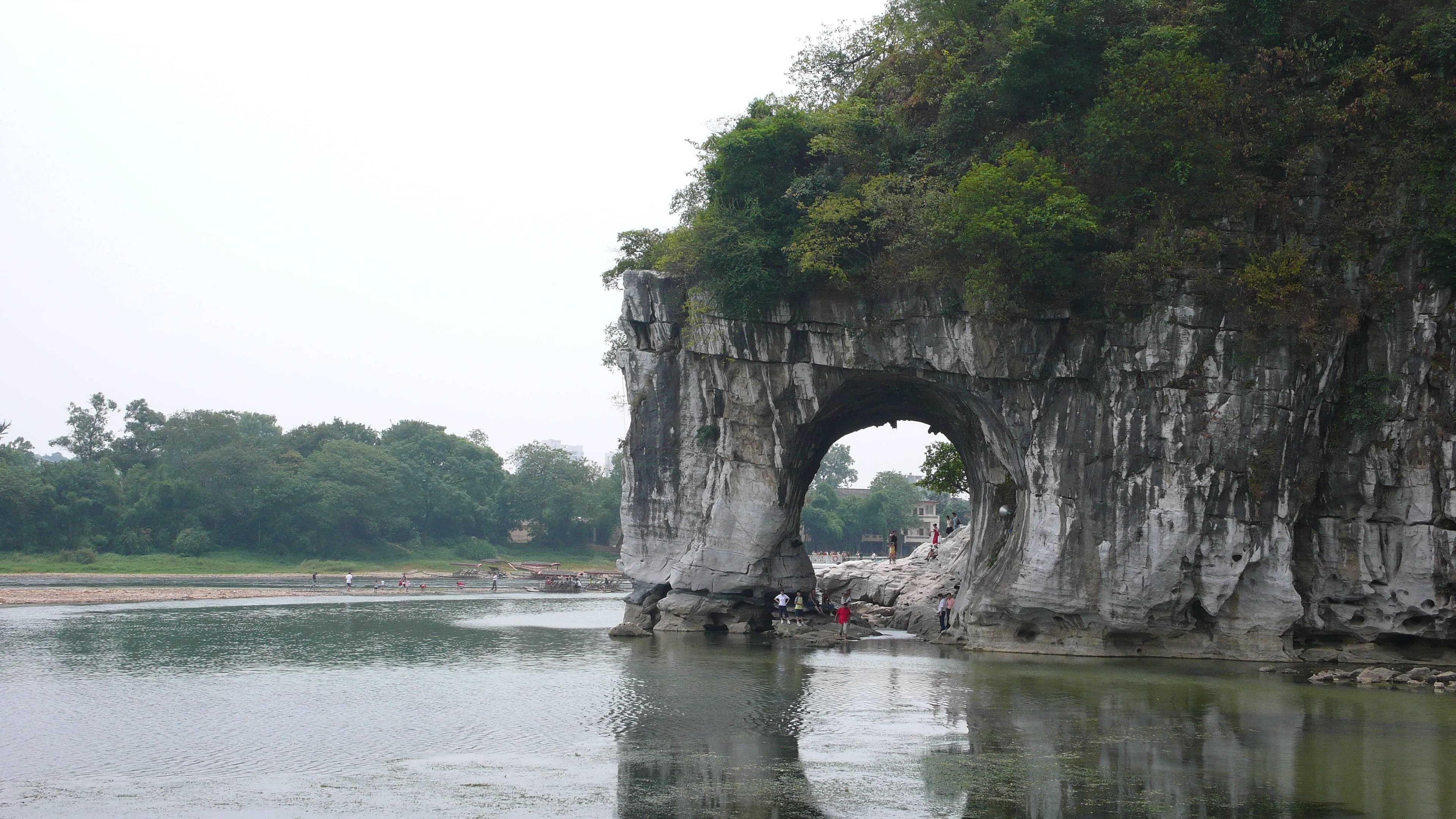 桂林象鼻山：形似巨象吸水，3065字石刻全国最多