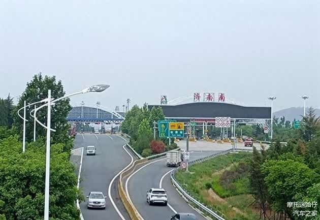 高速汇入口主路车流大怎么办，记住1句口诀3个禁忌，就能安全汇入
