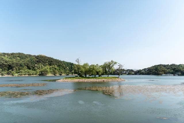 湖光岩探秘：自然奇观与人文历史的双重盛宴