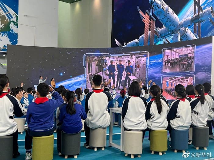 用液体搭一座桥、在太空做“冰球”……“天宫课堂”第二课完美收官！