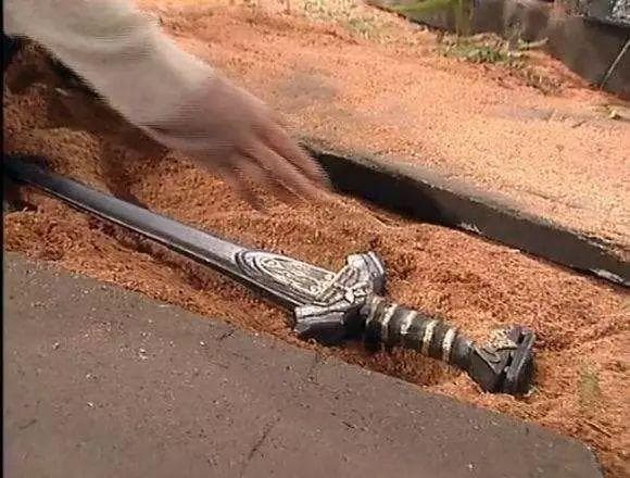 玄铁之谜：金庸小说中的神兵利器材料探秘