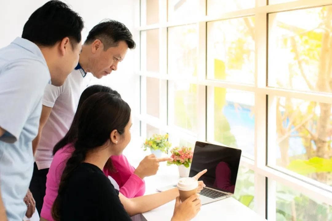 志愿者如何在环境保护和可持续发展领域发挥作用，提升环境意识和行动？