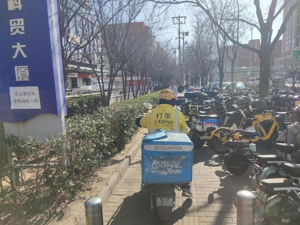 调查|便道人车混行、挡路物件太多……人行道安全如何保障？