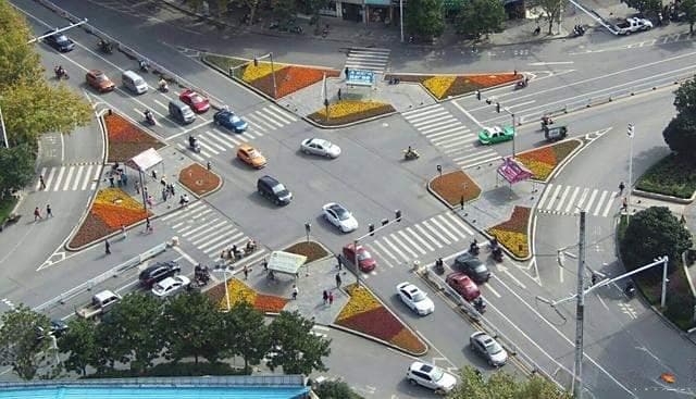 没有红绿灯的十字路口如何开车？要遵守哪些规则？一文说清楚
