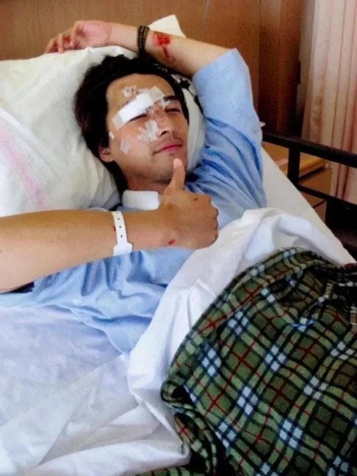胡歌：车祸后的重生与公益之路，书写人生新篇章