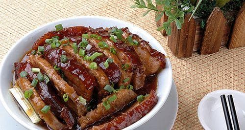 土豆蒜子烧扣肉：传统扣肉与土豆的完美融合