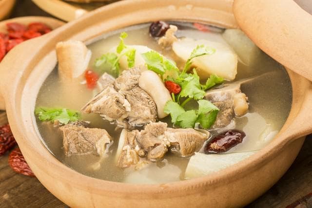 冬天炖羊肉，用料不要太复杂！大厨：只用“3料”，羊汤不腥不膻