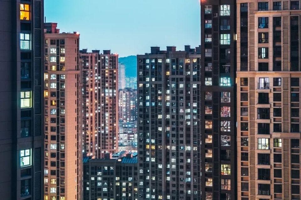 房龄20年以上的老房又吃香了？新政策全面推进，这3类人因此受益