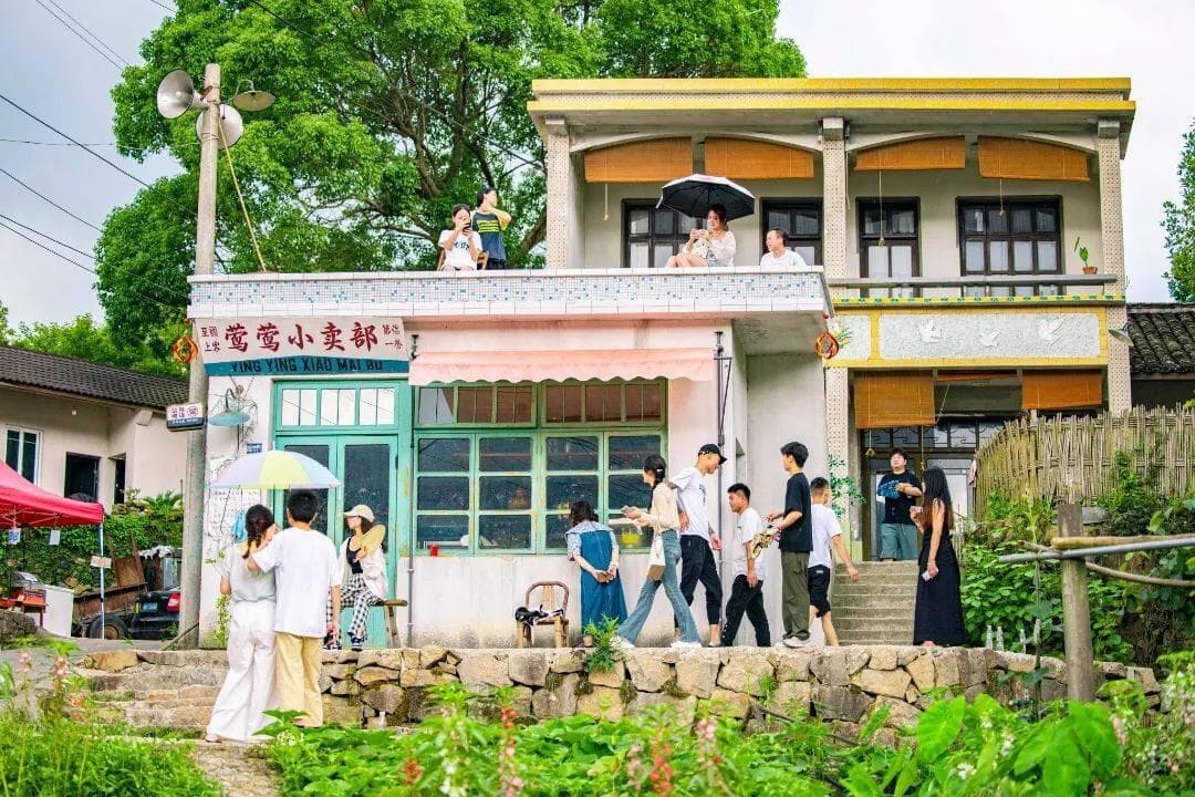 电影《云边有个小卖部》：一场关于城市与乡愁的温情叙事