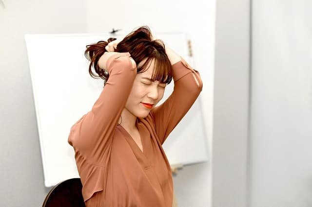 「二律背反」の意味は？ 哲学用語に由来していた！「矛盾」との違いや使い方