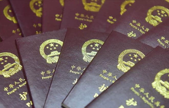 银行把员工“当贼”防着，连“护照自由”都是奢望