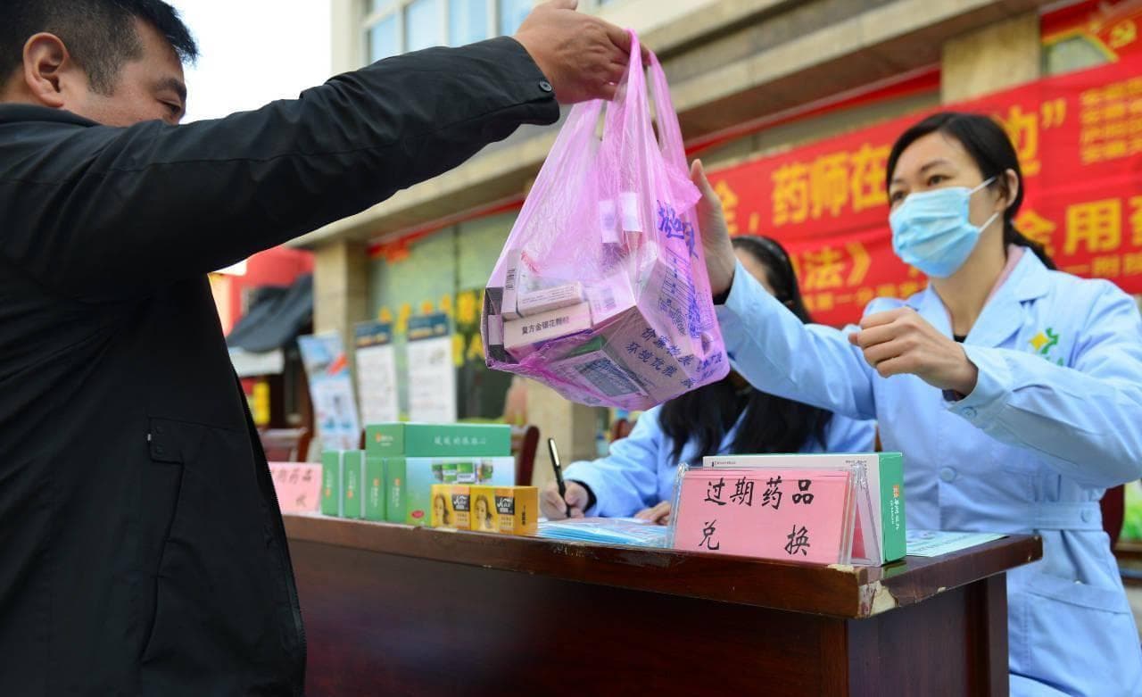 九成人曾随意丢弃过期药，回收难题待解