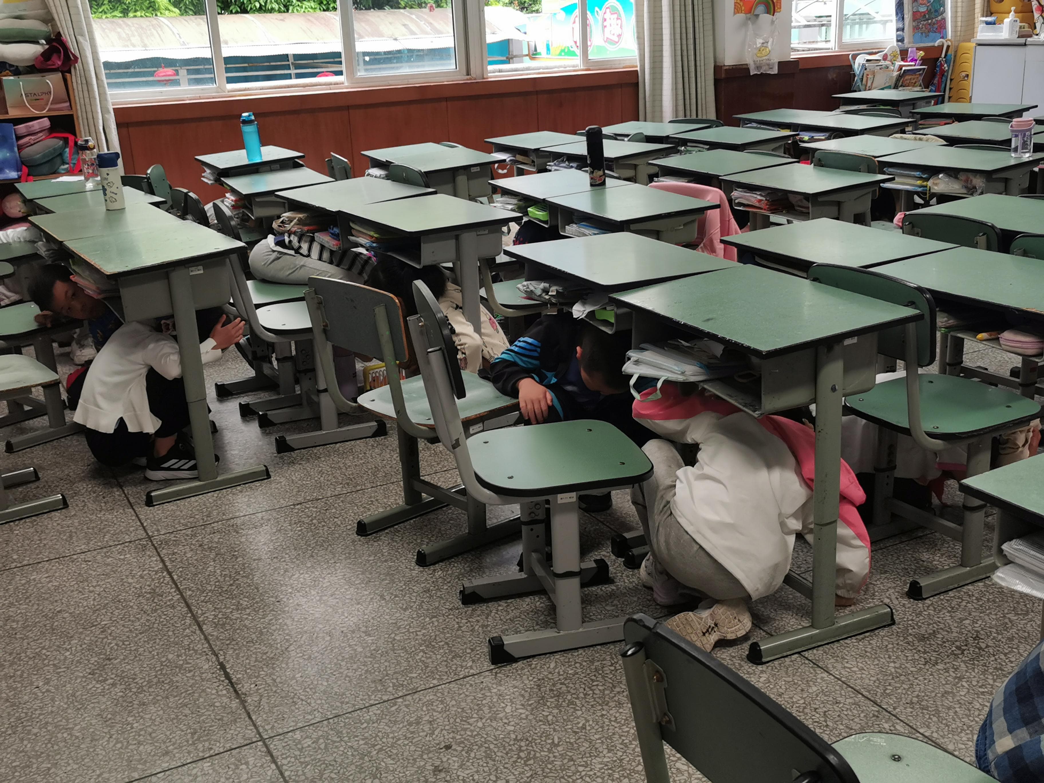 与安全一路“童”行 成都市盐道街小学（东区）顺利举行地震应急疏散演练