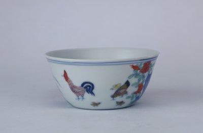 什么是斗彩：从明代到清代的瓷器艺术瑰宝