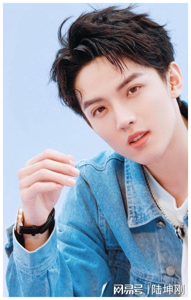 周峻纬：22岁英年早婚，为挣学费入行，功成名就后竟差点被封杀