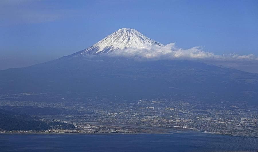 富士山进入易喷期！日本修改防灾计划：徒步避难