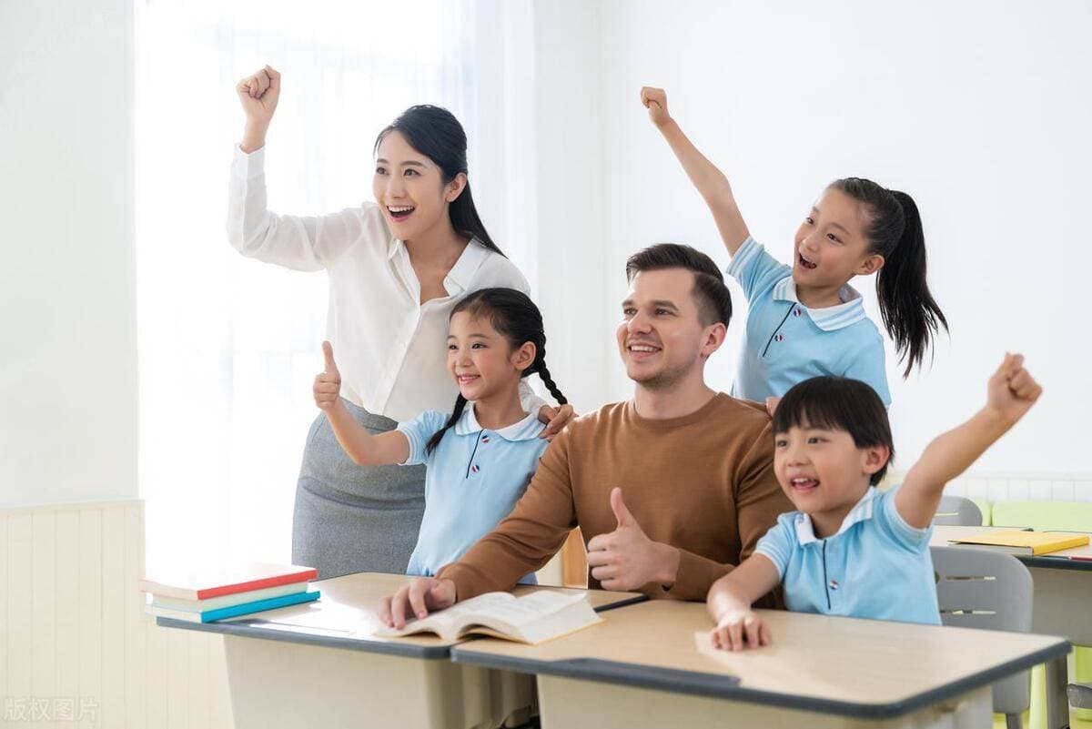 教师情感支持：学生心灵的温暖灯塔与成长导航