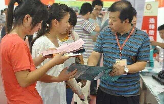 教育资源均衡化挑战：教师轮岗制的推行与实践