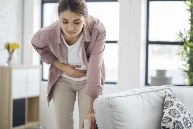 右侧腹部疼痛是怎么了？当心或是这8种疾病，“潜伏”在你身上