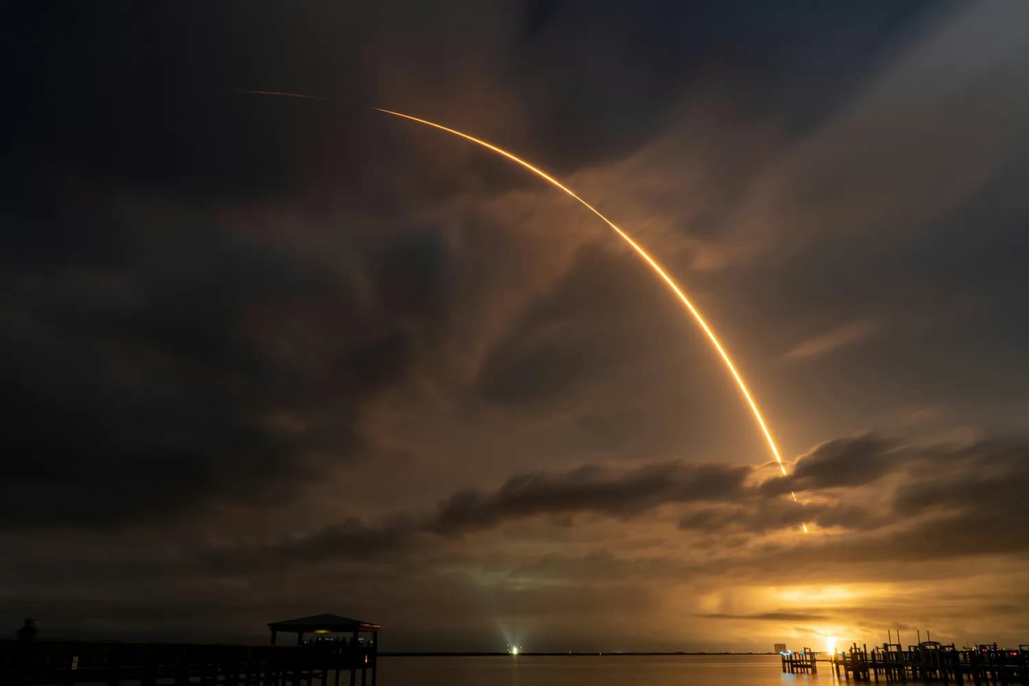 SpaceX载人飞船成功发射：揭秘背后的科技巨头