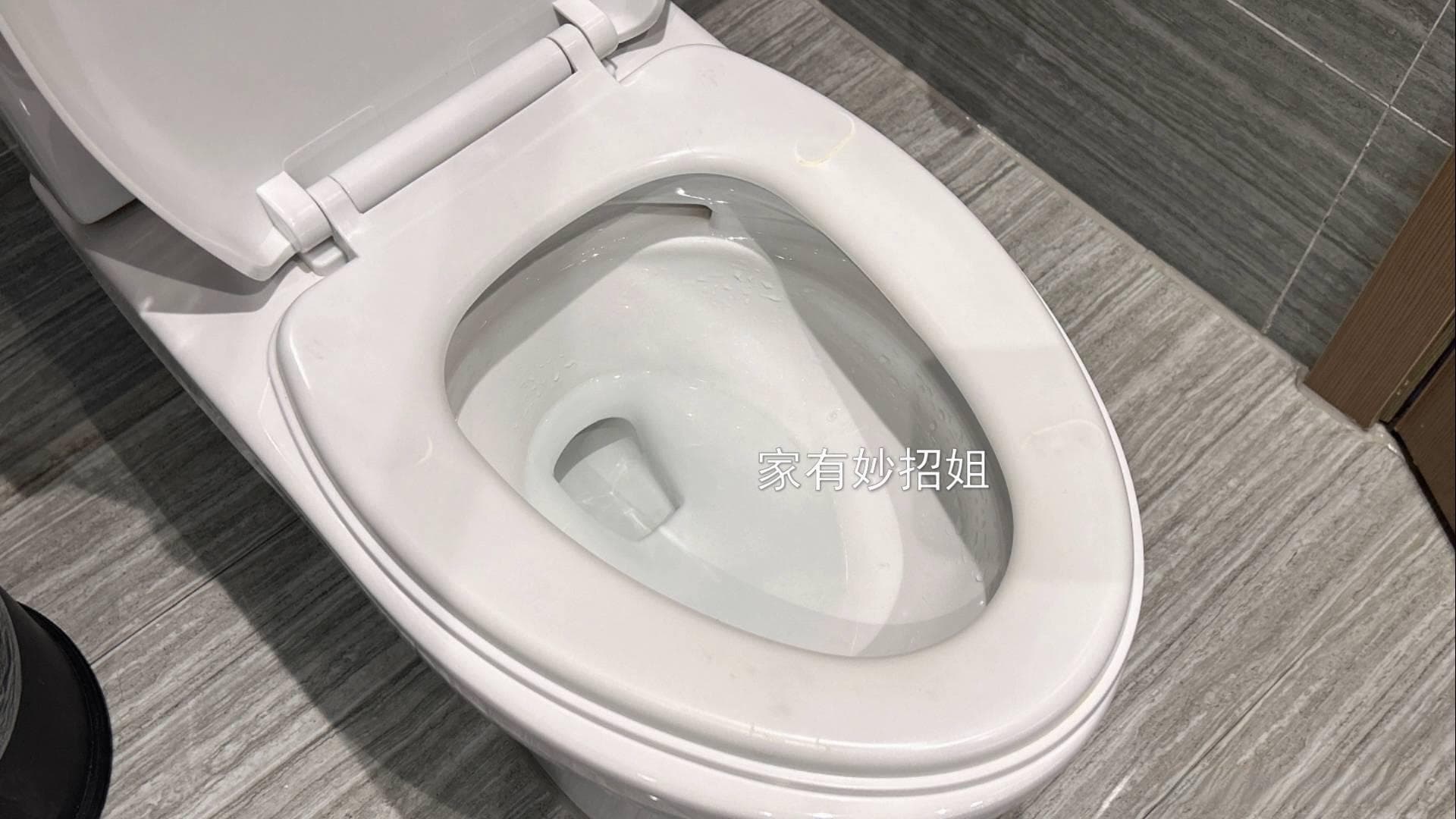上完厕所，“盖子”需要放下来吗？很多人都做错了，难怪家里臭气熏天