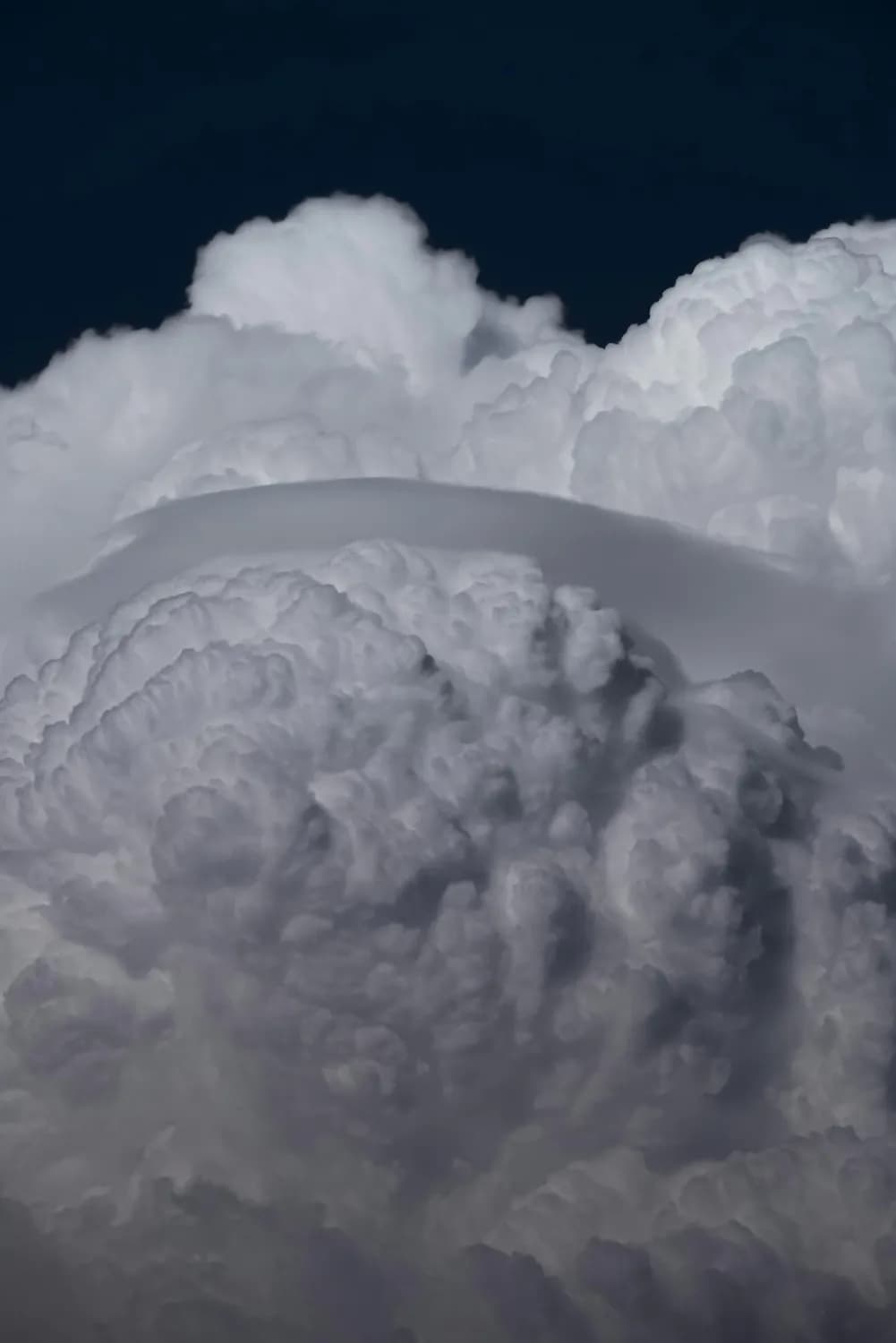 汤加火山喷发：一场影响全球气候的自然奇观