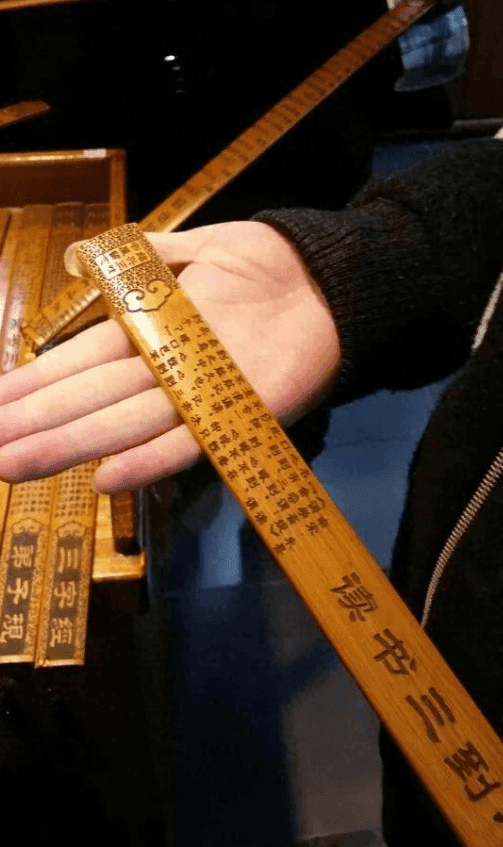 "家长签字才能打手心"引争议：传统教育与现代法律的冲突