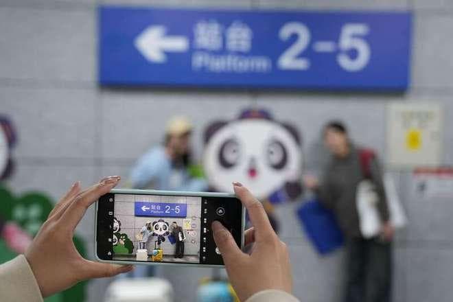 全国首个旅游列车专属基地车站在四川成都启用