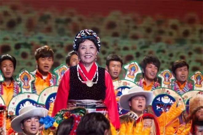 88岁才旦卓玛再登春晚舞台，深情演绎《唱支山歌给党听》