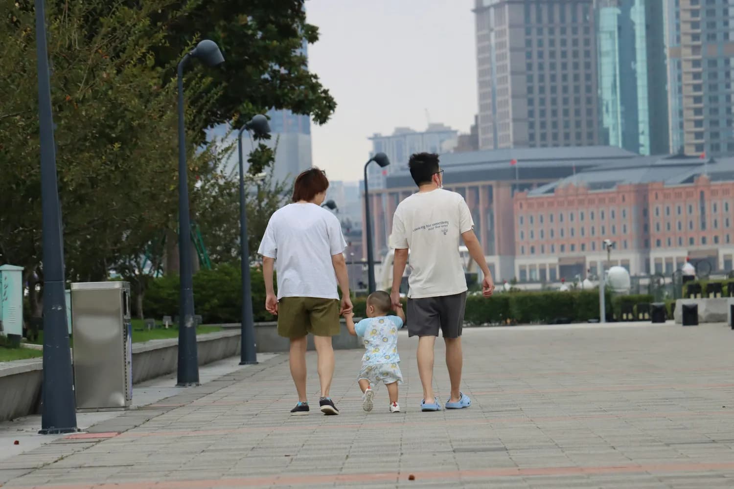 三胎政策下，如何破解家庭经济压力？