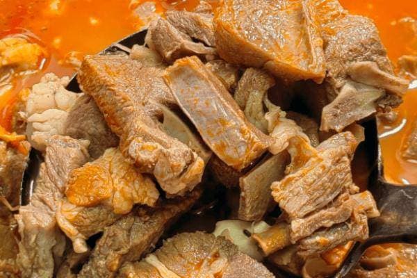 炖羊肉：中华经典美食，深受食客喜爱