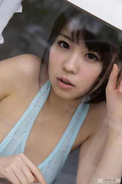 樱由罗：日本多才多艺的女星，由演员转型歌手是怎么做到的？