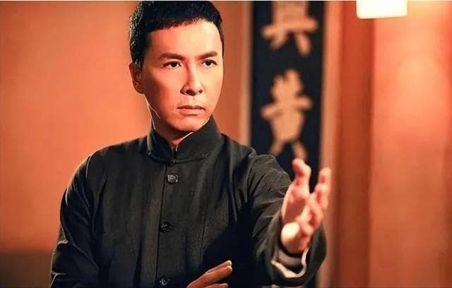 甄子丹：从武术世家到国际巨星，他的传奇如何书写？