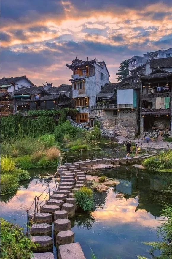探寻神秘湘西：芙蓉镇、凤凰古城、矮寨大桥等经典景点深度游