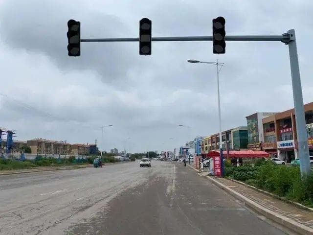 没有红绿灯的十字路口如何开车，要遵守哪些交通规则
