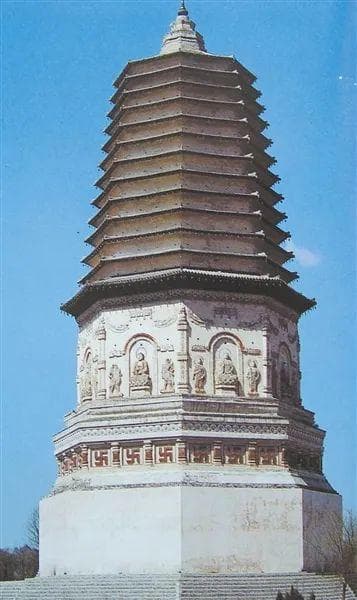 辽、金、元时期的古城建筑，既有对中原文化的借鉴，又有鲜明的当地特色